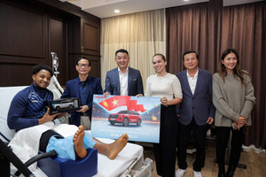 Tiền đạo Xuân Son được chủ tịch Tập đoàn Geleximco đến bệnh viện tặng xế hộp trị giá 900 triệu đồng