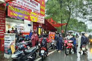 Các cửa hàng sửa xe tại Hà Nội đón 'thần tài' sau mưa kỷ lục, thợ đuối sức phải làm điều này