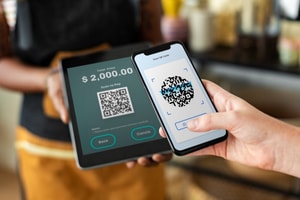 Khách của 7 ngân hàng này khi du lịch tại Lào có thể quét mã QR để thanh toán mua sắm