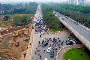 Từ ngày mai, các phương tiện chỉ được lưu thông 1 chiều trên đường gom đại lộ dài và rộng nhất Việt Nam