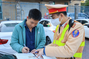 Mức phạt cao ngất ngưởng dành cho tài xế sử dụng giấy phép lái xe đã bị trừ hết điểm, tài xế nắm rõ