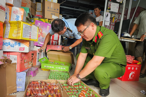 Bán bánh kẹo, thực phẩm giả dịp Tết có thể đối mặt với án tù tới 20 năm