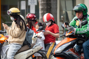 Sử dụng điện thoại khi đang dừng chờ đèn đỏ có thể bị phạt đến 1 triệu đồng
