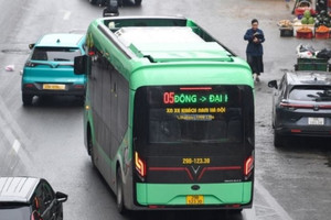 Buýt điện số 05 đi vào hoạt động: Kết nối khu vực Mai Động - Đại học Tài nguyên & Môi trường