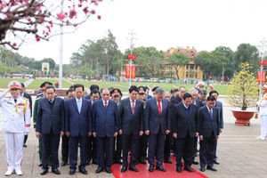 Lãnh đạo Đảng, Nhà nước vào Lăng viếng Chủ tịch Hồ Chí Minh nhân kỷ niệm 95 năm Ngày thành lập Đảng