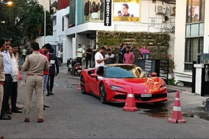 Hàng chục siêu xe Ferrari, Porsche 'nhập kho' vì trốn thuế đường bộ