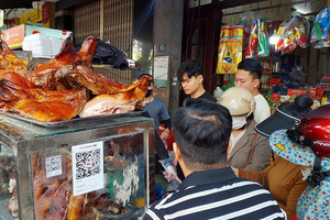 Hốt bạc 'ngày đặc biệt', cửa hàng thịt heo quay ở Đà Nẵng làm không kịp bán