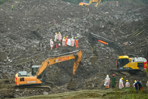 100.000m3 đất đá dội thẳng khiến 10 ngôi nhà bị chôn vùi, hàng chục người mất tích: Người dân dùng tay không tìm người sống sót, điều động khẩn cấp 1.000 cảnh sát, cứu hỏa, nhân viên y tế