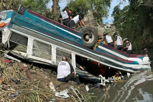 Xe buýt đâm liên hoàn rồi lao xuống vực sâu hơn 20m khiến ít nhất 55 người chết thảm, nhiều người sống sót mắc kẹt trong đống đổ nát