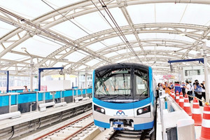 Từ hôm nay 14/2, người dân đi tuyến Metro số 1 được phép thanh toán bằng thẻ của 25 ngân hàng này