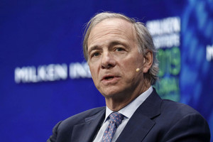 Tỷ phú Ray Dalio cảnh báo ông Trump: Cắt giảm nợ ngay nếu không muốn nền kinh tế ‘đột quỵ’