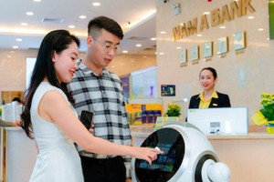 Hàng vạn người từ nhân viên ngân hàng đến công nhân nhà máy bị sa thải vì AI