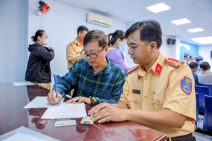 Chính thức từ 8/3, lực lượng công an nhận hồ sơ cấp đổi giấy phép lái xe cả ngày thứ 7