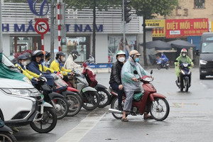 'Quên' NĐ 168, nhiều người Hà Nội lại leo vỉa hè, vượt đèn đỏ, bị phạt ngay 5 triệu