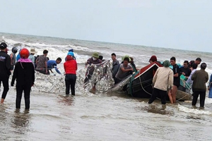 Vừa trúng đậm hàng tấn cá trích, 3 chiếc thuyền của ngư dân bất ngờ bị sóng đánh chìm