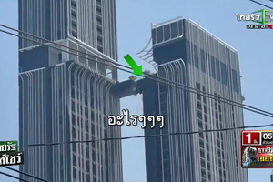 Cảnh tượng thót tim khi tòa tháp đôi chọc trời bị 'bẻ' làm 2
