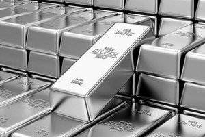 Giá bạc giảm mạnh giữa bối cảnh căng thẳng thương mại toàn cầu