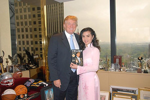 Hoa hậu Việt Nam duy nhất từng được đích thân Tổng thống Donald Trump tặng quà và khen mặc áo dài đẹp