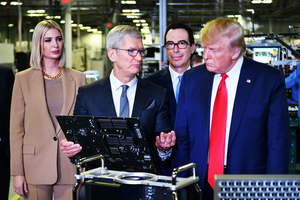 Giá iPhone 16 Pro Max có thể lên tới 60 triệu đồng: Apple lao đao dù CEO Tim Cook thân thiết với ông Trump