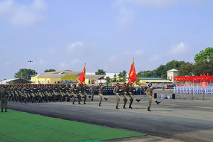 Sáng nay, 'biển người' thuộc lực lượng Quân đội, Công an đổ về sân bay Biên Hòa