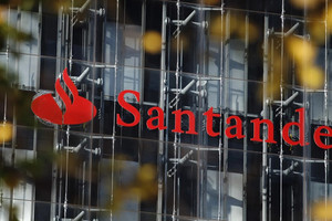 Thuế quan của ông Trump khiến UBS mất ngôi vương ngân hàng lớn nhất châu Âu
