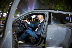 THACO AUTO của ông Trần Bá Dương gây ấn tượng mạnh với Đại sứ nước Pháp nhờ mẫu xe mới ra mắt