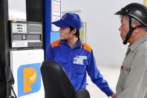 Giá xăng tăng vọt, RON 95 vượt 19.000 đồng/lít