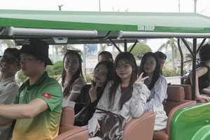 Du khách háo hức trải nghiệm xe điện, tàu cao tốc tới Cát Bà