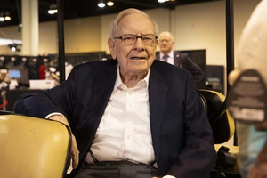 Lợi nhuận quý I giảm sốc 14%, đế chế của Warren Buffett đối mặt 'cú giáng' kép từ rủi ro tỷ giá và thuế quan