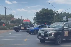 Điều tra vụ 2 ô tô chặn quốc lộ để ‘dẹp đường’ cho đoàn xe doanh nhân