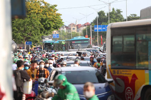 Người dân ùn ùn trở lại Thủ đô sau lễ, cửa ngõ phía Nam ùn tắc