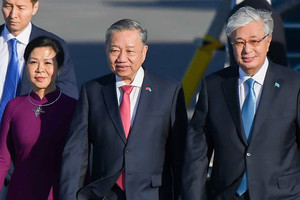Tổng thống Kazakhstan ra sân bay đón Tổng Bí thư Tô Lâm và Phu nhân