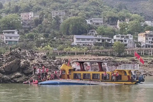 Lật thuyền du lịch vì mưa giông: Hơn 80 người thương vong, khẩn trương huy động hơn 200 nhân viên cùng 16 robot tham gia cứu hộ