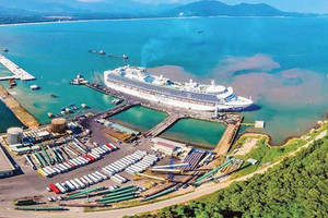 Mở rộng gần gấp đôi khu cảng nằm trong vịnh biển đẹp nhất thế giới, giữa hai đô thị lớn nhất miền Trung