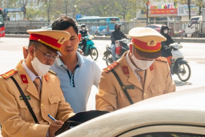 Từ 2025: Đi xe của vợ/chồng, bố mẹ có bị CSGT phạt lỗi không chính chủ lên tới 12.000.000 đồng không?