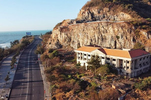 Biệt thự bỏ hoang gần 20 năm trên sườn dốc Vũng Tàu: Kiến trúc Pháp lộng lẫy với địa thế lưng tựa đồi, mặt hướng biển