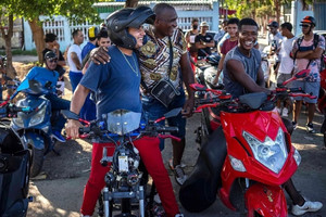 Khi xăng dầu khan hiếm, Cuba chuyển mình xanh hơn với phương tiện không phát thải