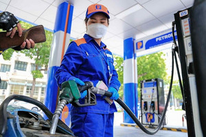 Nguy cơ lũng đoạn thị trường nếu doanh nghiệp tự quyết giá xăng dầu?