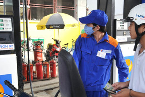 Giá xăng có thể giảm hai lần liên tiếp trong 1 tuần