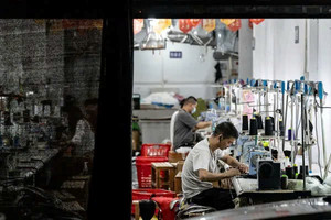 Mỹ siết cửa ngõ cuối cùng, doanh nghiệp Trung Quốc điêu đứng: ‘Không thể bán gì cho Mỹ nữa’