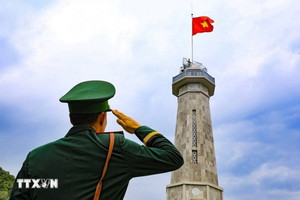 Lá cờ đỏ sao vàng chính thức tung bay trên đỉnh núi cao gần 1.500m gần biên giới Việt Nam - Lào - Trung Quốc, khẳng định chủ quyền lãnh thổ thiêng liêng nơi cực Tây
