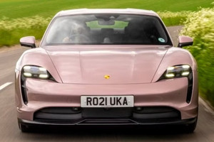 Porsche đổ lỗi cho móng tay khách hàng sau sự cố kéo dài 3 năm