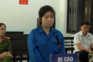 Đưa điện thoại cho nhân viên ngân hàng khi giao dịch, 7 khách hàng bị lừa hơn 1,2 tỷ đồng