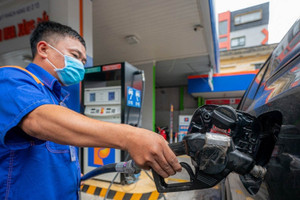 Giá xăng tiếp tục giảm, RON 95 về sát 19.000 đồng/lít