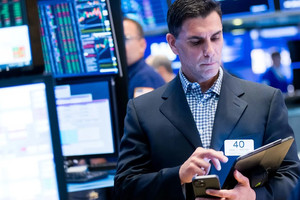 Dow Jones tăng hơn 500 điểm, Bitcoin vượt mốc 100.000 USD sau thỏa thuận Mỹ - Anh
