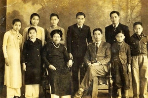 Gia đình đại tri thức hàng đầu VN, bố là Giáo sư huyền thoại, 8 người con đều nổi tiếng, vang danh vì học rộng tài cao