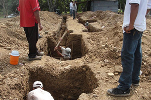 Đào móng nhà, người dân Việt Nam phát hiện 2 thùng sắt chứa hơn 400 viên đạn, nghi sót lại từ thời chiến