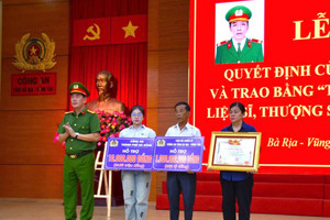 Trao bằng 'Tổ quốc ghi công' cho thân nhân Liệt sĩ hy sinh khi truy bắt tội phạm liên quan đến ma túy