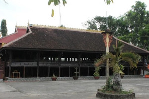 Giảng đường 110 tuổi dựng từ trăm cột gỗ quý, mang văn hoá đặc sắc của một dân tộc thiểu số, bị giặc đốt phá vẫn vẹn nguyên