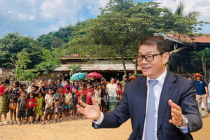 THILOGI của ông Trần Bá Dương đã vận chuyển lô hàng viện trợ đến Lào, chia sẻ khó khăn với người dân nước bạn